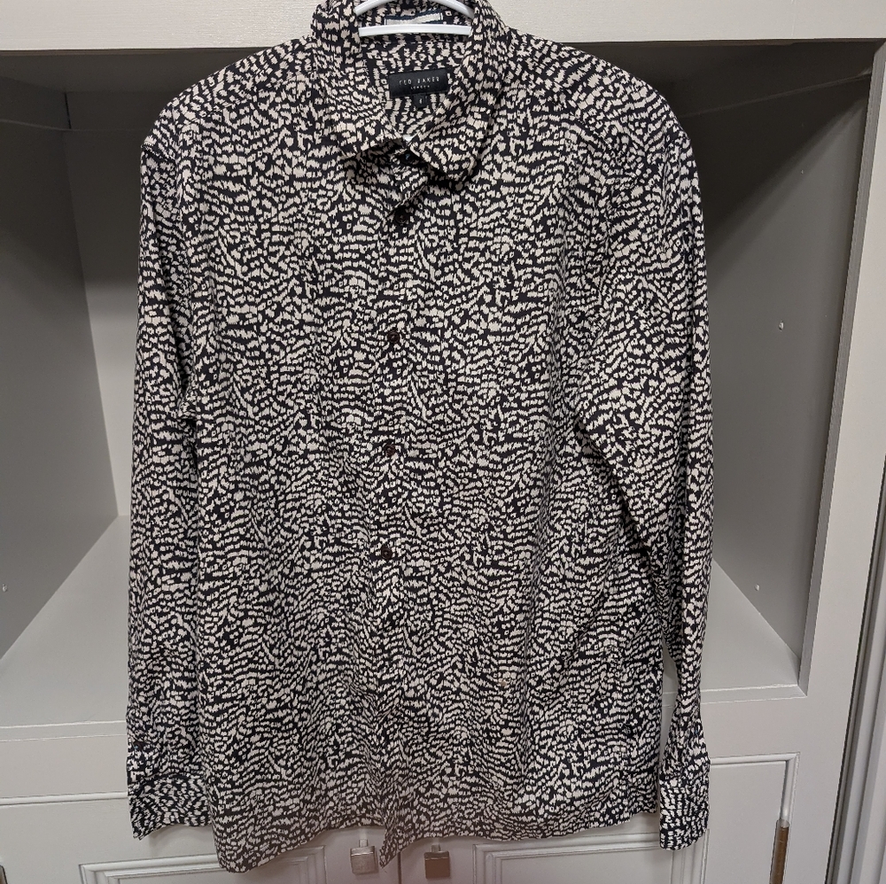 Ted Baker Men's L print for your wild side. Button detail gorgeous - Picture 8 of 15